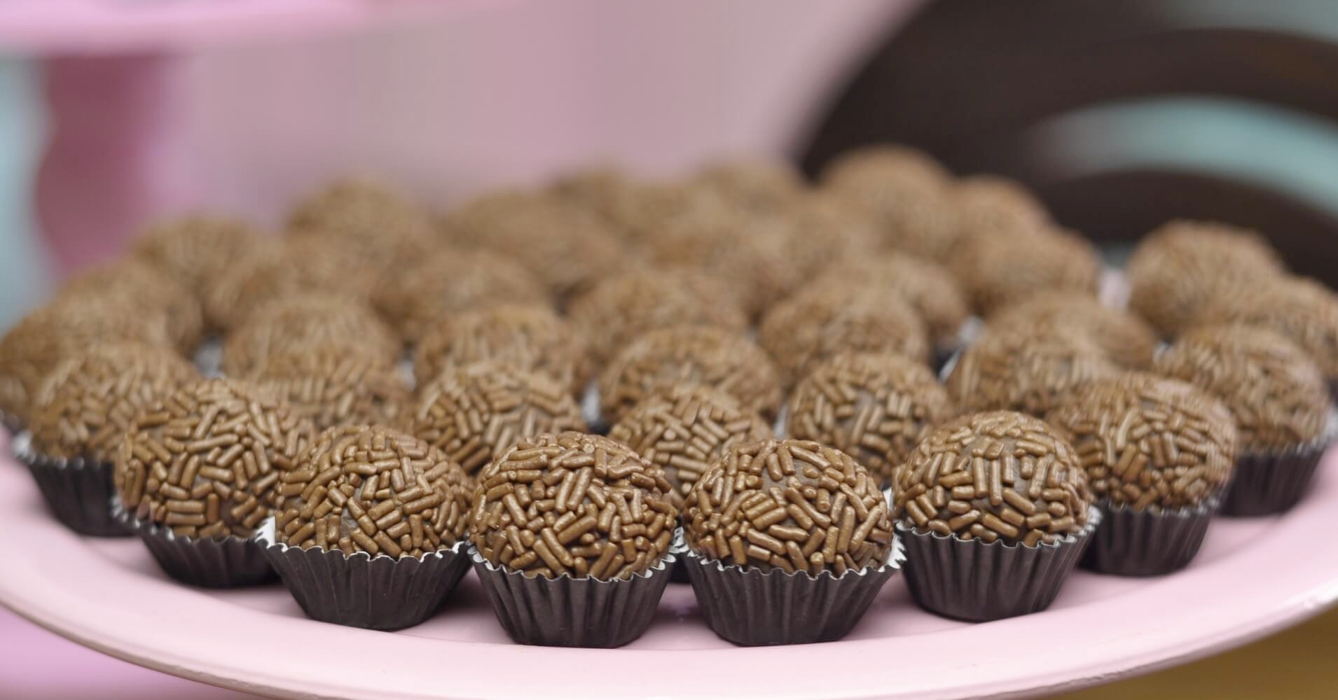 Dicas para enrolar e confeitar o brigadeiros perfeito